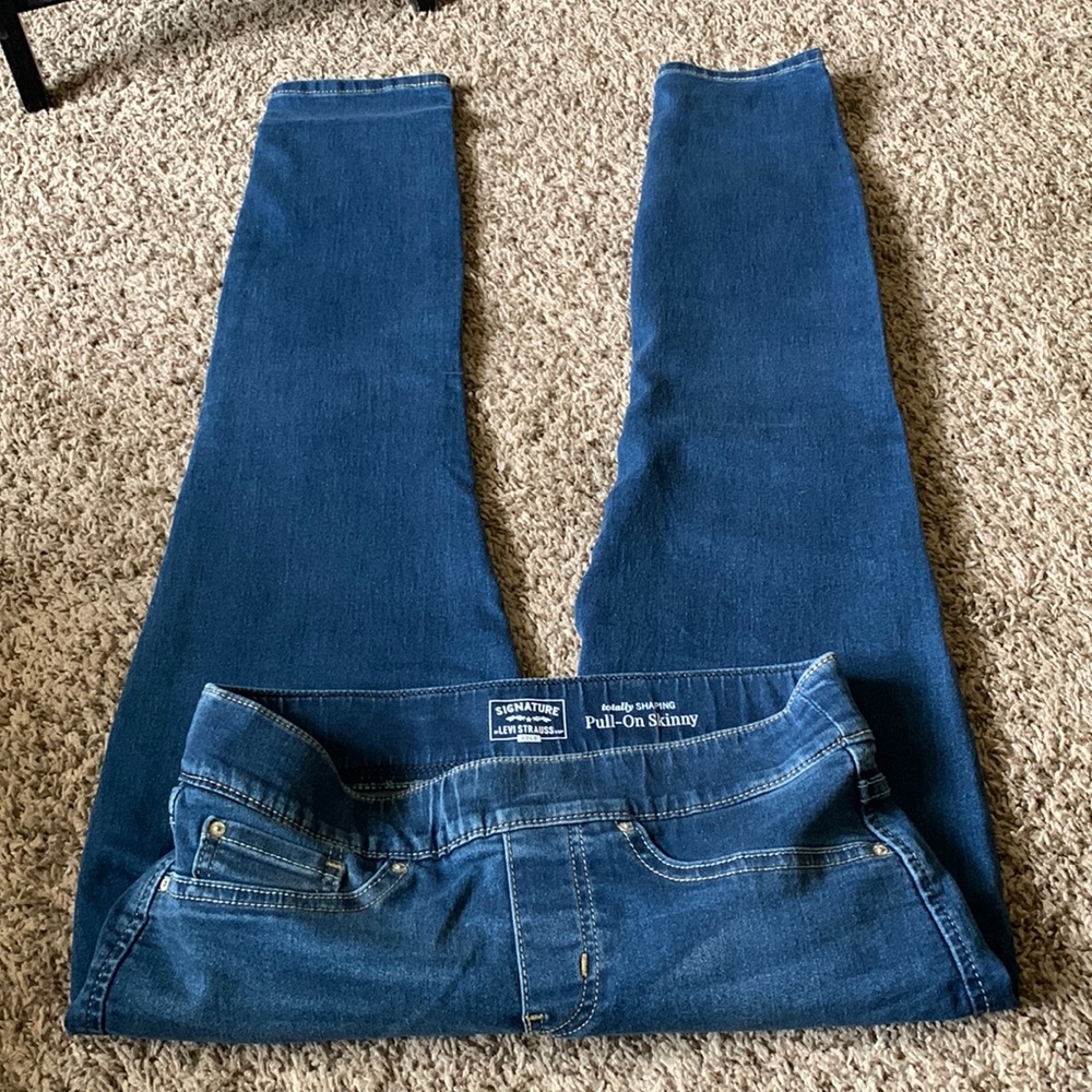 Signature Levi Strauss pull on skinny jeans. Brand new without tags!